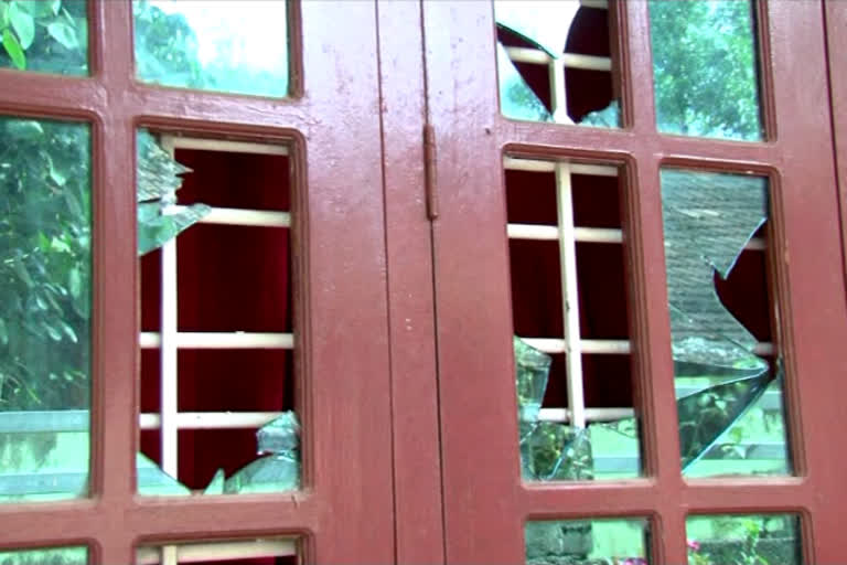 younger brothers attacked house of the elder brother in kollam  house vandalization in Kollam  കുടുംബ സ്വത്ത് തർക്കത്തെ തുടർന്ന് വീട് ആക്രമിച്ചു  സഹോദരങ്ങൾ ചേർന്ന് മൂത്ത സഹോദരന്‍റെ വീട് ആക്രമിച്ചു