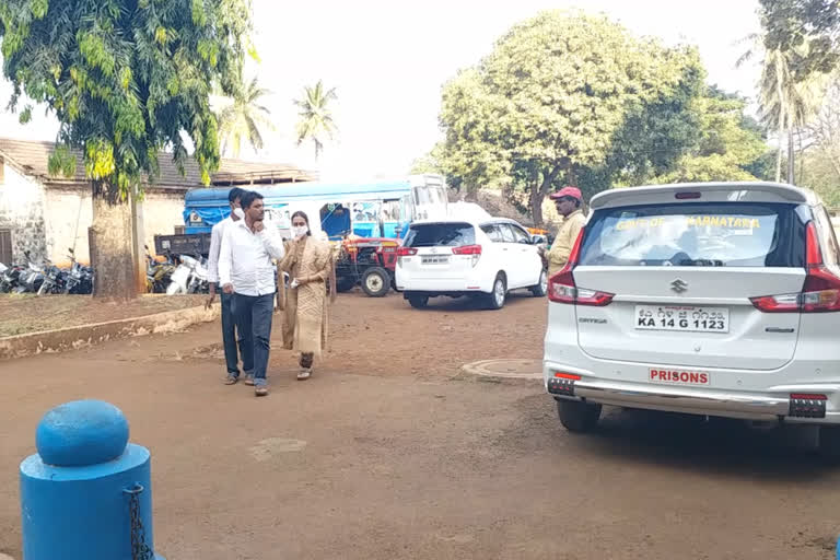 Shivaleela,and Vijay Kulkarni met former minister Vinay Kulkarni