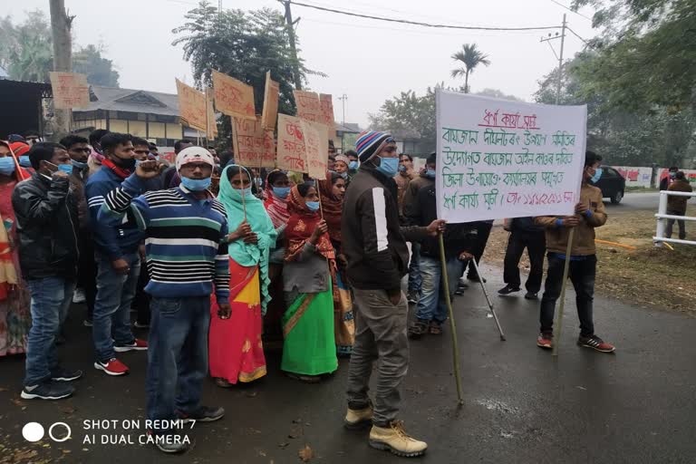 baghjan dighaltarang people protest against oil infornt of tinsukia DC office