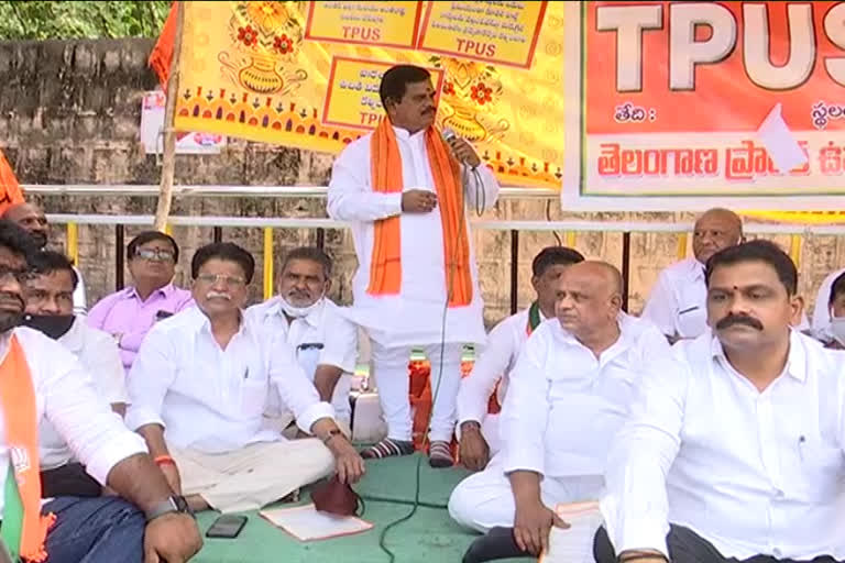 Former Chairman of Legislative Council swamy goud protest in karimnagar