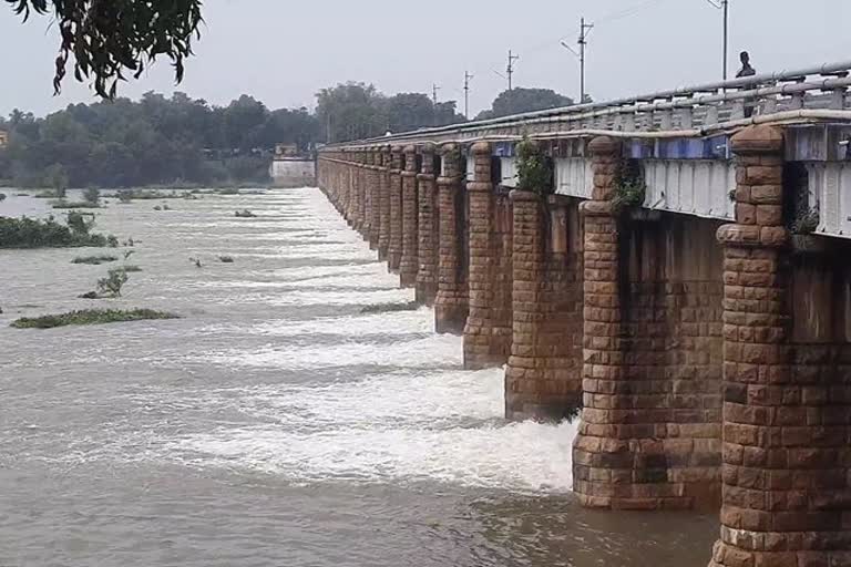 ஸ்ரீவைகுண்டம் அணையிலிருந்து நீர் வெளியேற்றம்