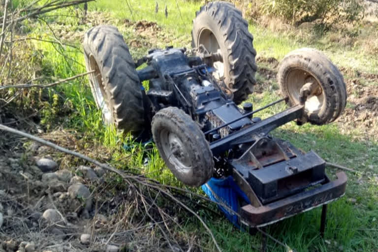 tractor overturning in Barsar, बड़सर में ट्रैक्टर पलटा