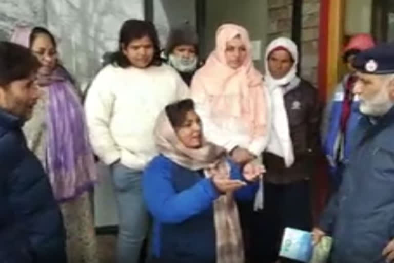 tourists helped by locals in anantnag
