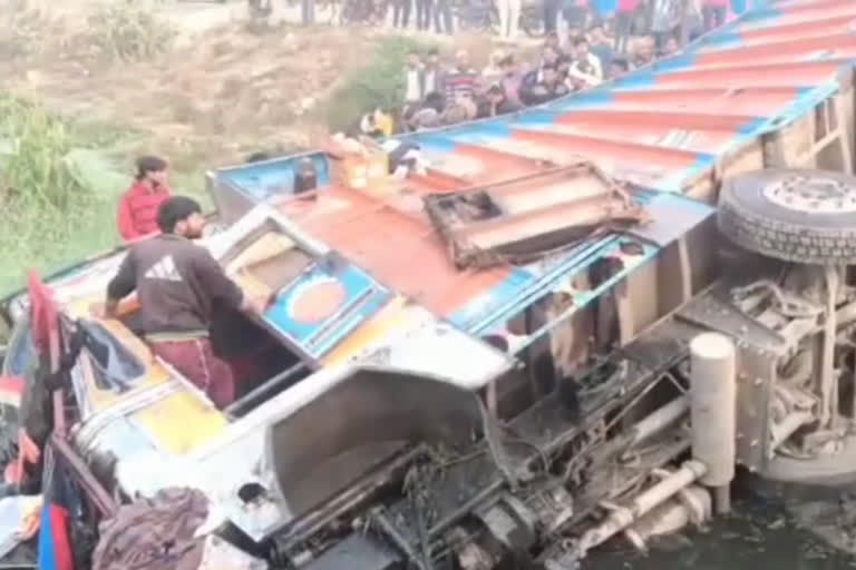 truck overturns in Kaimur