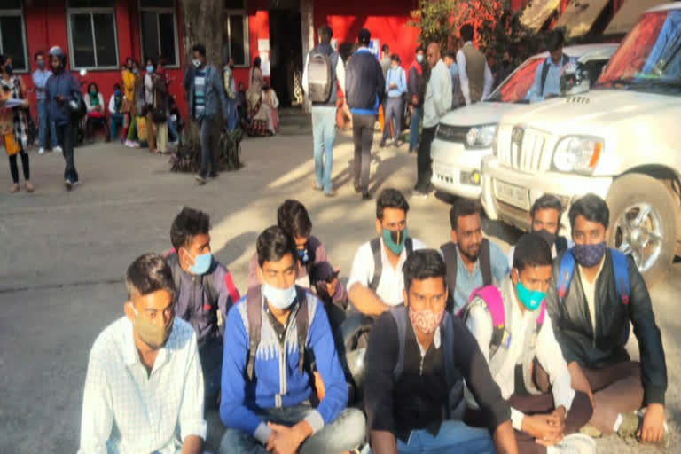 students-demonstrated-in-front-of-ru-headquarters-in-ranchi