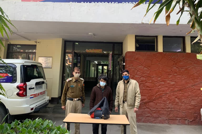 lajpat nagar police arrested one miscreant in robbery case