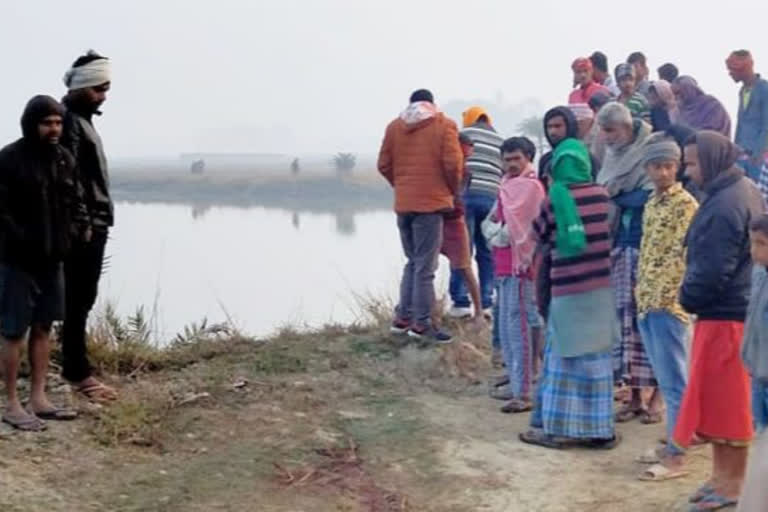 तालाब किनारे मौजूद ग्रामीण