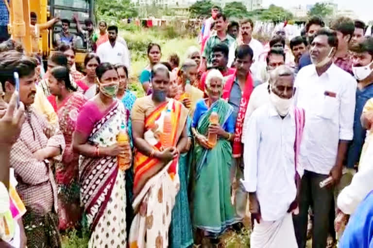 farmers obstructing sand moving in anantapur district