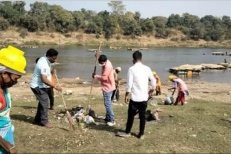 Abhijeet Mahato shared picture of sand mafia on social media