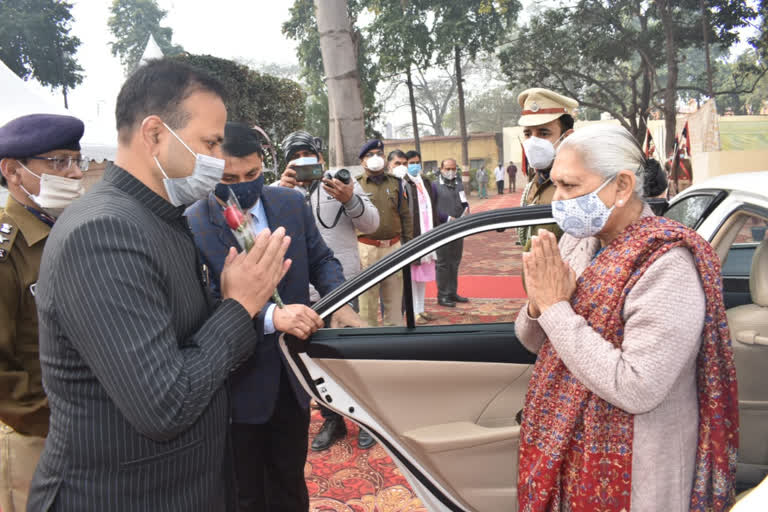 डीएम-एसएसपी ने किया राज्यपाल आनंदीबेन पटेल का स्वागत.