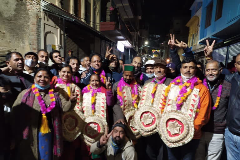 Anuj Gupta as chairman and Hemendra Gupta as vice-president in Arki Nagar Panchayat