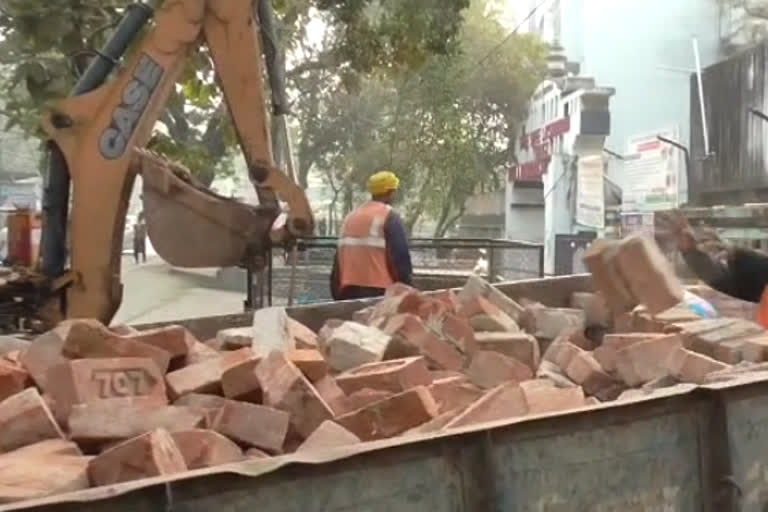 Dhanbad Municipal Corporation took action against encroachment