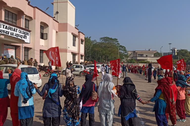 workers protest in charkhi dadri in support of farmers