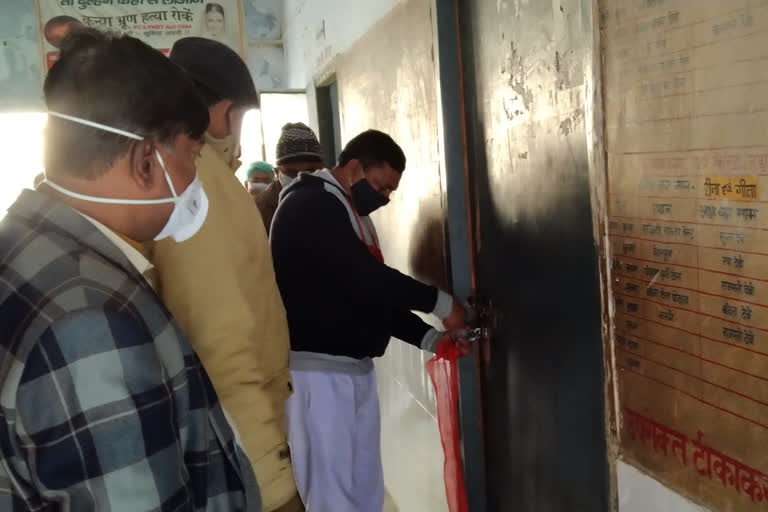 SDM inspects PHC in Bettiah