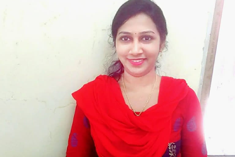 SRM  hospital female doctor committed suicide by stabbing herself in the hostel room
