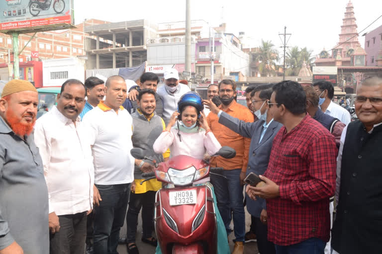 social worker distributed helmet to people in bokaro