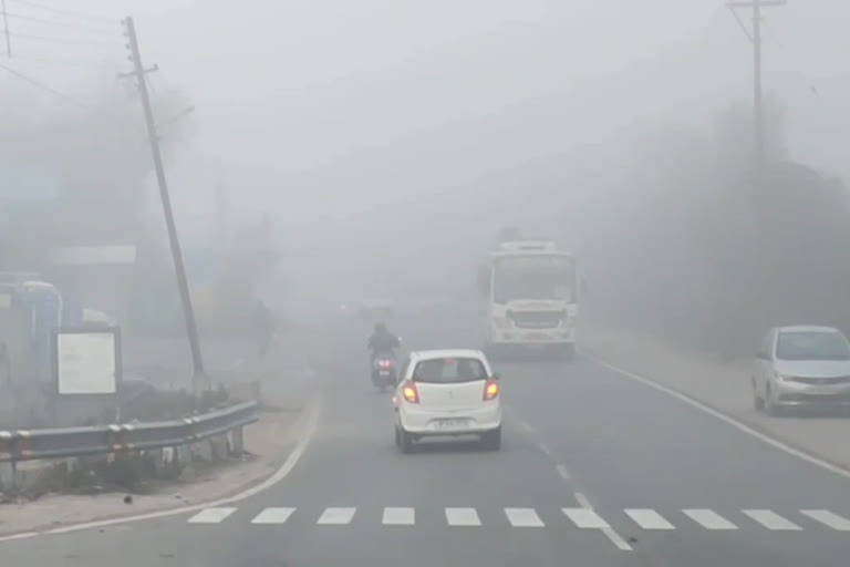 Vehicle drivers are facing visibility problems due to fog in mandi
