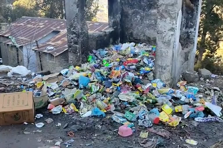 Passengers disturbed by garbage piling up in Rekong Peo