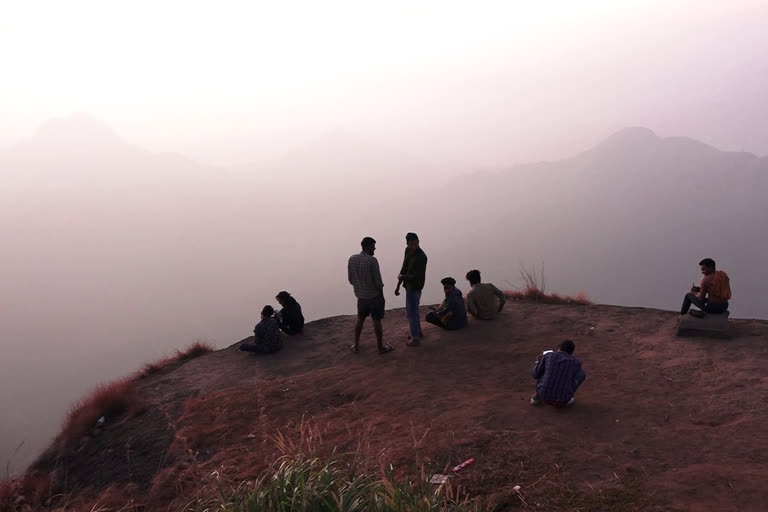 പെട്ടിമുടി വാര്‍ത്തകള്‍  ഇടുക്കി പെട്ടിമുടി ഉരുള്‍പൊട്ടല്‍  പെട്ടിമുടി വിനോദ സഞ്ചാരം  പെട്ടിമുടി വിനോദ സഞ്ചാര കേന്ദ്രങ്ങള്‍  idukki district tourist place pettimudi  idukki district tourist place pettimudi news  pettimudi hills news  pettimudi landslide news latest