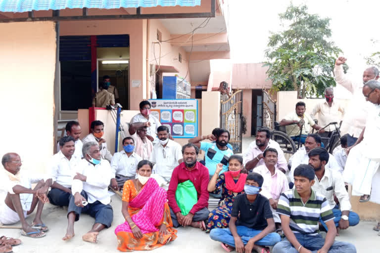 protest in front of Motakondur police station in yadadri bhavanagiri district