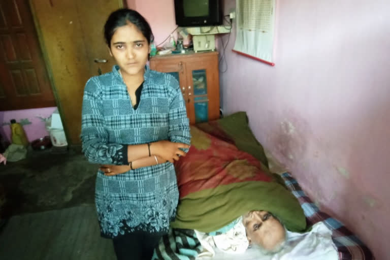 8-year-old father's daughter in bed in Barsar is taking care