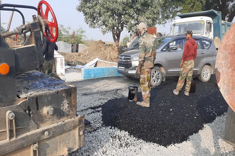 ड़क की गुणवत्ता पर उठे सवाल.