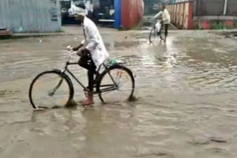 ৰঙাপৰাৰ পথৰ দুৰাৱস্থা: তেলৰ টেংকাৰৰ পানীয়ে বুৰাই পলালে পথ