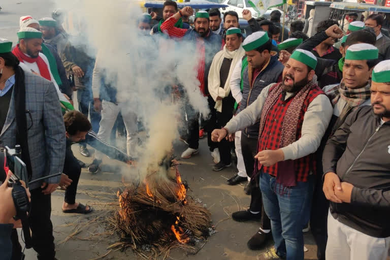 مشتعل کسانون نے زرعی قوانین کی کاپیاں نذر آتش کیں