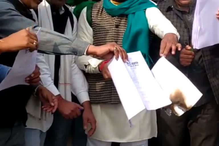 Copies of agricultural laws burned at Lohri festival in Muzaffarnagar