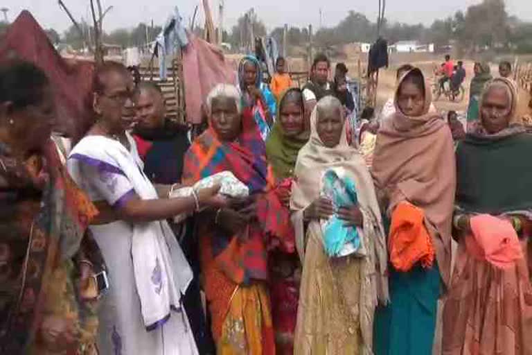 rajkumari-kinnar-distributed-cloth-among-poor-in-bokaro