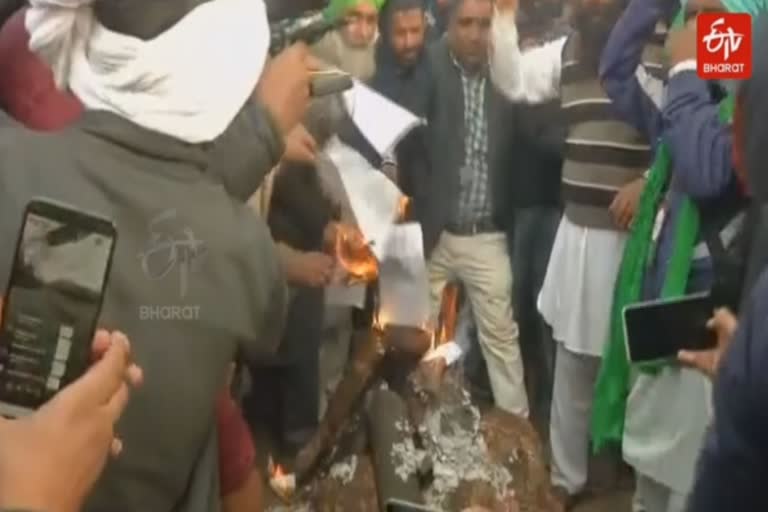 Farmers' stir LIVE: Farmers to burn copies of new agri laws on Lohri