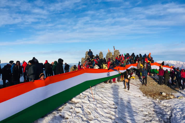 Youth  Mountaineer of Asansol flew 112 feet national flag at Kedarkantha peak