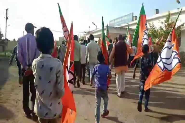 children-seen-holding-flags-at-bjp-protest-rally-in-kurud-of-dhamtari