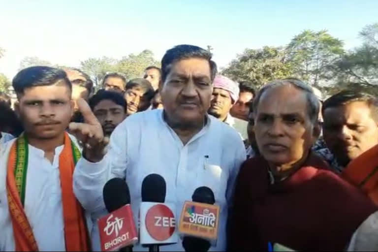 Former Cooperative Minister Dayal Das Baghel joins protest