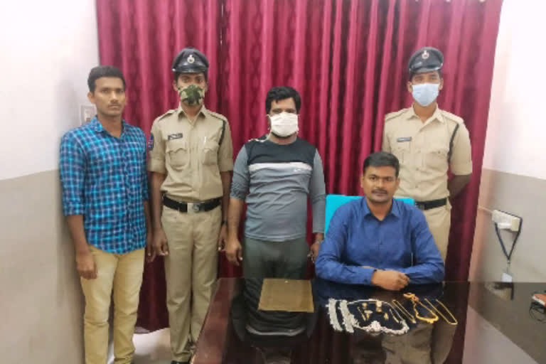 police arrested one person for theft in the Priest house in hasmathpet