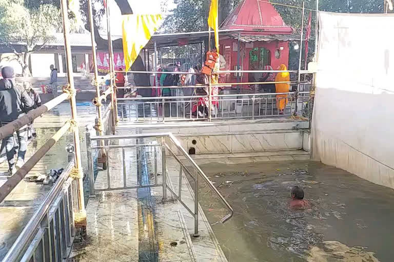 Devotees took holy bath in Banganga Kund