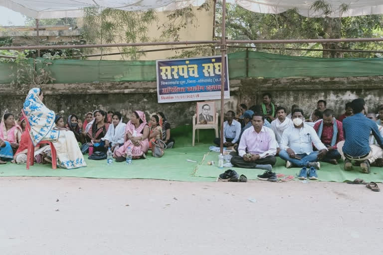 Sarpanch sitting on dharna demanding removal of district CEO in Gariyaband