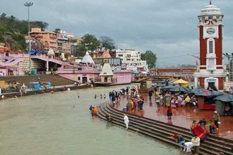 devotees reach to take a bath in the ganges in haridwar