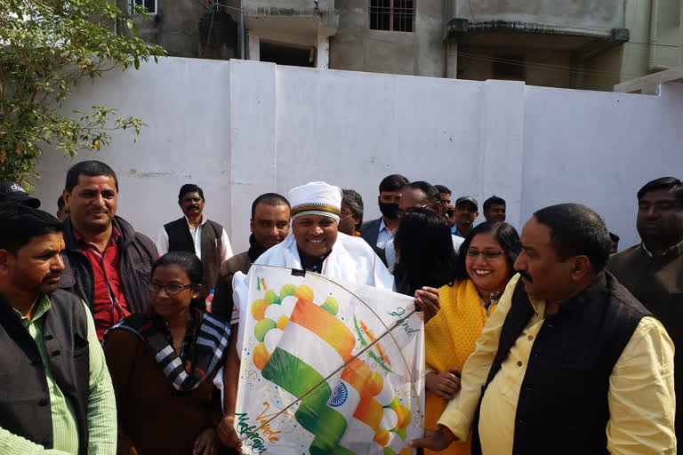 Agriculture minister badal patralekh kite flying with supporters in Dumka