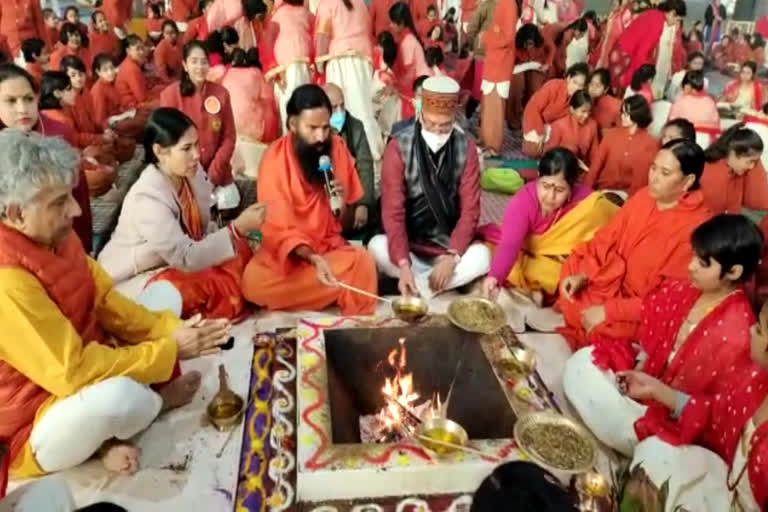 chief-minister-trivendra-singh-rawat-performs-yagya-havan-at-patanjali-yogpeeth