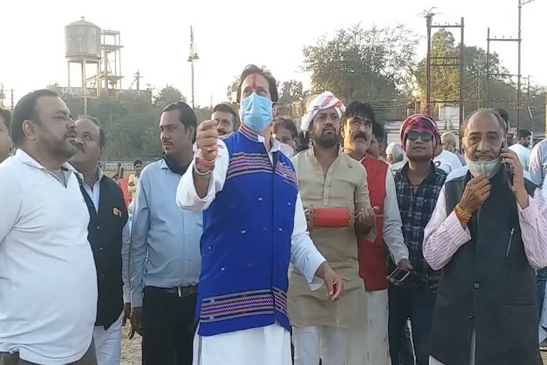 raipur-west-mla-vikas-upadhyay-did-kite-flying-in-bhaiyathan-of-raipur