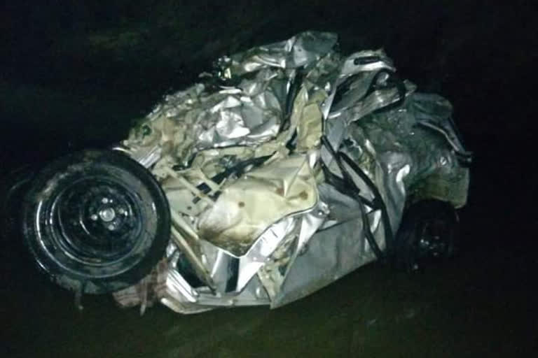 car fell into ditch in rajgarh