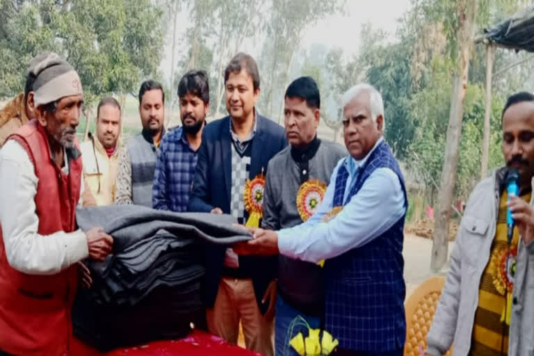 blanket distribution among senior citizen in barabanki