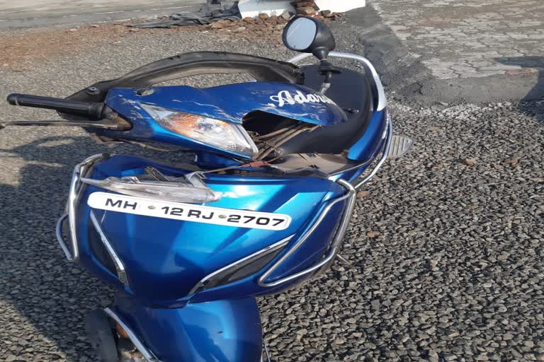 women died in accident between two wheeler and tanker at birobiwadi in pune