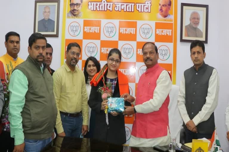 raghubar-das-honored-runner-up-ayati-mishra-in-jamshedpur