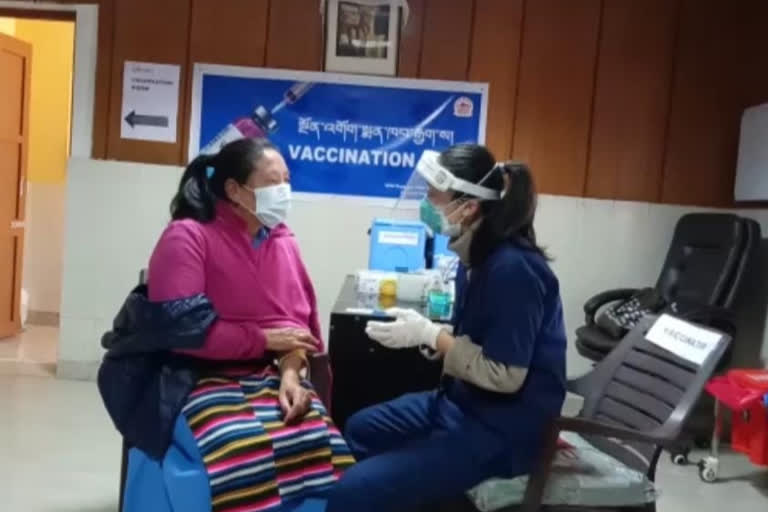 covid-19 vaccine reached Dharamsala late night from Shimla