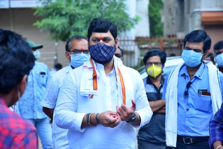 Dhananjay Munde's brother-in-law files complaint against Renu Sharma and her sister