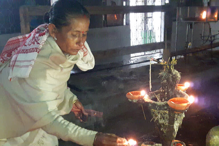 মাঘৰ পহিলা দিনটোত টীয়কৰ ঐতিহাসিক ঢেকীয়াখোৱা বৰনামঘৰত ভক্তৰ ভীৰ