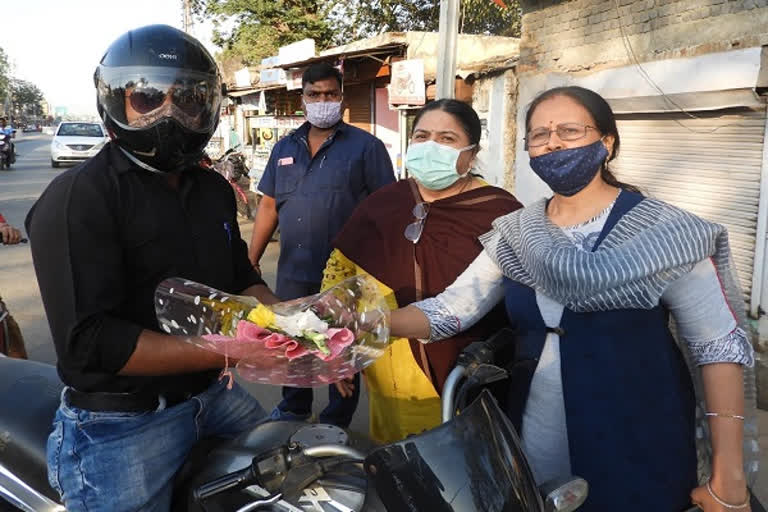 Deputy Collector of Mahasamund honored the drivers by giving them flowers