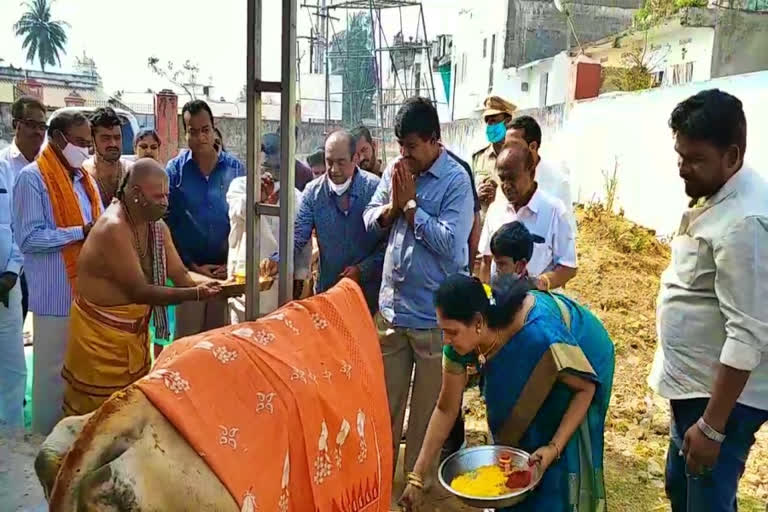 Deputy Chief Minister Dharmana Krishnadas conducted the Gopuja at Narasannapeta in Srikakulam district